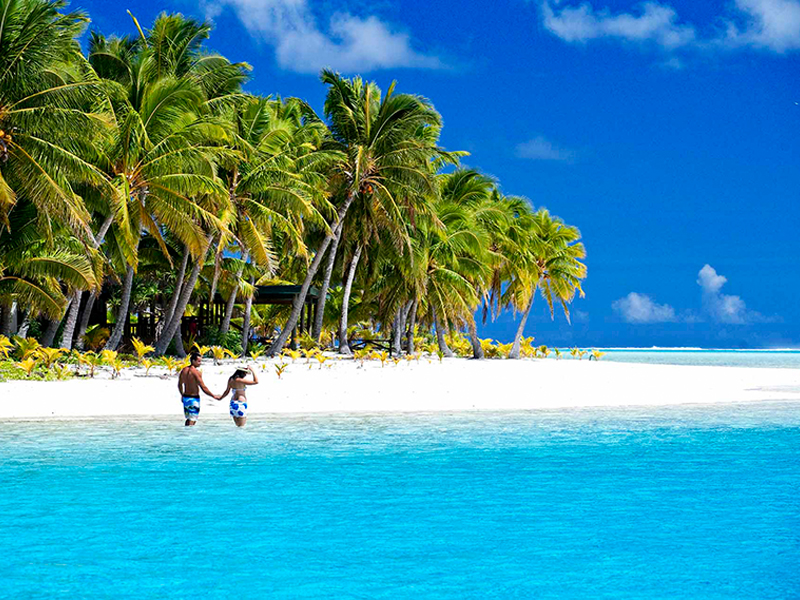 Cook-Islands-Couple-White-Sands